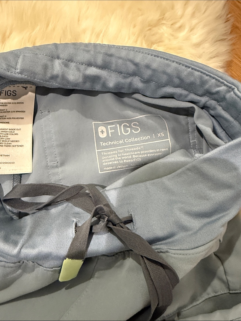 FIGS Dusty Blue Scrub Jogger set - Catarina top and jogger bottom - Picture 6 of 8